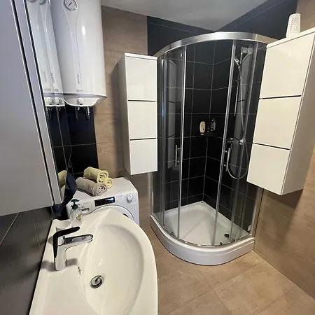 Adam & Eva, Near Terme Olimia, Free Parking بوتْشيترتيك